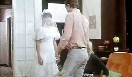 آلیس با گربه مودار خودش را نوازش می سکس و ورزش کند