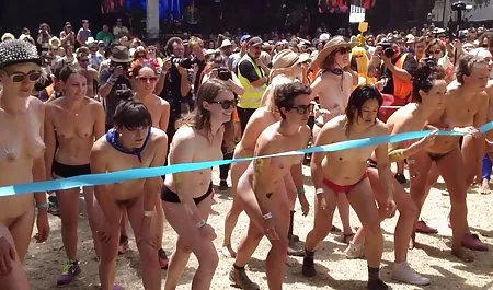 زنان و برهنه برهنه در کارناوال جنسی خاموش می ورزشsex شوند