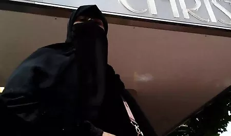 دختر با یک سکس در حال ورزش ولووی تراشیده بر روی جایزه ورزشکار نشسته بود