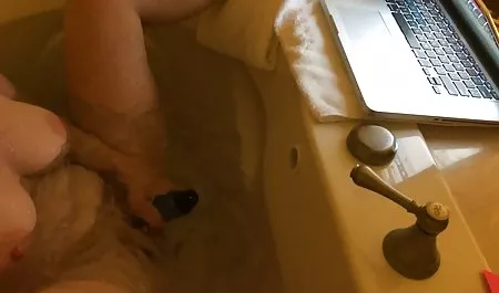 به طور فعال سبزه را در بیدمشک با بونر سکسورزش الاستیک می اندازد