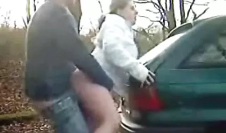 سوراخ مودار یک دختر باریک در رختخواب را ورزش سکسی لگد می زند