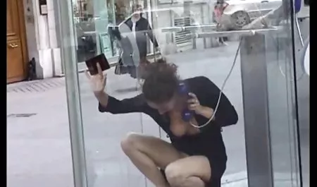 مرد در اتوبوس دیک استمناء دیسک را در نگاه سکس در حال ورزش یک بلوند