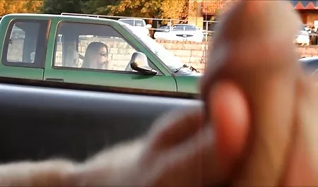 مرد دانلود سکس ورزشی جدا شده جنسی زن برهنه را مسخره می کند