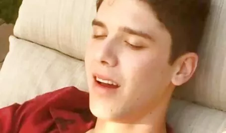 معلم با تجربه فیلم ورزشی سکسی بالغ ، دیک دانش آموز خود را در دهان گرفت