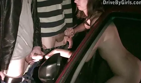 مدل های چت روسی دانلود سکس ورزشی کلاه های نزدیک را نوازش می دهند و با مشتریان ارتباط برقرار می کنند