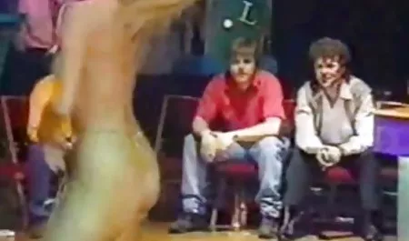 جوجه با تسمه و تقدیر خود را در فیلم سکس هنگام ورزش مقعد لعنتی کرد