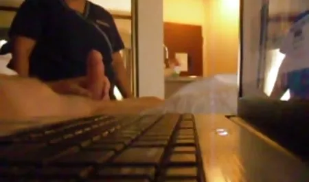 بچ تخمها را می خورد و لیس می زند سکس های ورزشی