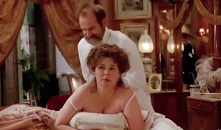 لزبین های روسی عضو یکی از دوست پسران خود را مکیدن سکس در باشگاه بدنسازی می کنند