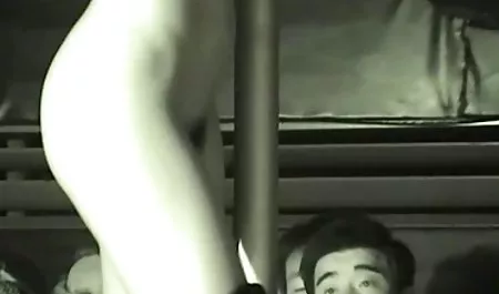 مردی سبزه ای را در گلو و واژن لعنتی یوگا و سکس