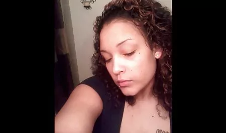 ورزش ها در جوراب ساق بلند یک dildo سکس با ورزش را در بیدمشک تراشیده قرار می دهد