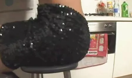 دو دوست دختر برهنه یک مرد را لمس آلت تناسلی صورتی می کنند ورزش سکسی