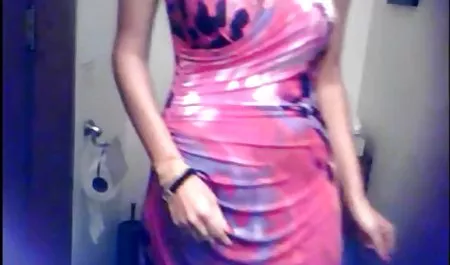 یک شلخته جذاب جذاب دانلود فیلم سکسی ورزشی خروس بزرگ را fucks می کند