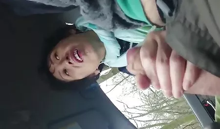 یک دختر دلپذیر با سکس در والیبال یک شکاف صورتی روی خروس پسر می پرید