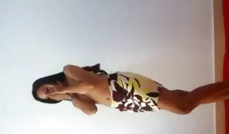 دانش آموز سیری ناپذیر سکس در حال ورزش عضوی را عمیق تر در گربه های جوان معرفی کرد