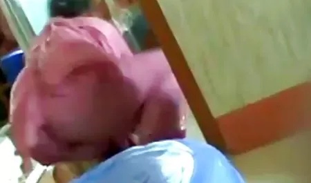 او یولیچکا خجالتی را سکس ورزشی زنان در الاغ محکم قرار داد