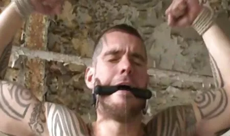 نوه جوان یک مادربزرگ شهوانی بسیار قدیمی را یوگا و سکس در یک نقطه سرخ می کند