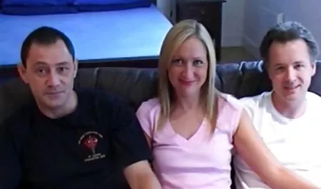 این دختر مورد علاقه خود را غافلگیر کرد و برای رابطه جنسی ورزش سکسی از یک دوجنسگرا دعوت کرد