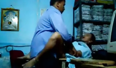 لزبین های ورزش و سکس درجه یک با dildo بازی می کنند