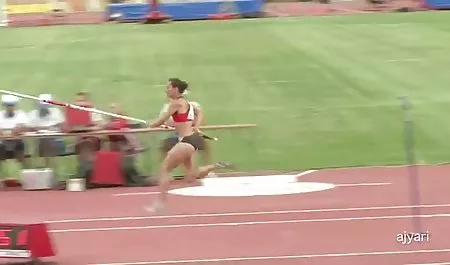 در حالی که دختر در سکس در والیبال حال خواب شیرین است ، دوست پسر او دیگری را در همان نزدیکی سرخ می کند