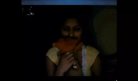 دختر پای شتر خود را تنظیم کرد تا در ورزشsex زمین باز آفتاب گرفته شود