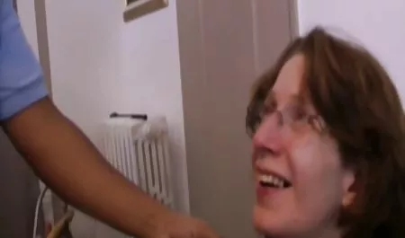 شخص بوتیا مارینا مقابل دیوار فشار داد و لعنتی فیلم سکسی ورزشی