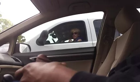 دستی دستی سکس شنا بلوند در ماشین