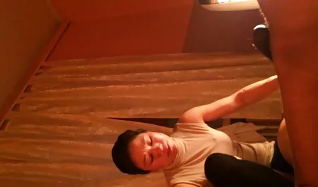 برونت زنی را به سکس ورزشی یک عصر صمیمی دعوت کرد