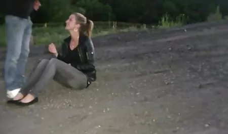 زن یوگا و سکس و شوهر جوان ملاقات کردند و شروع به لعنتی کردند