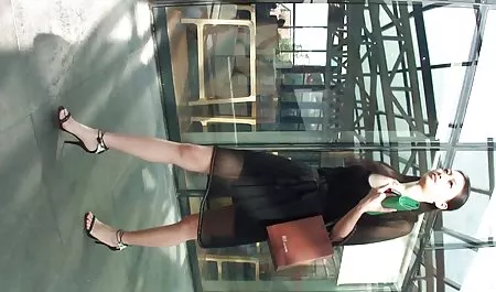 نوک پستان داغ تسلیم یوگا و سکس یک روسی در زمینه فرش شد