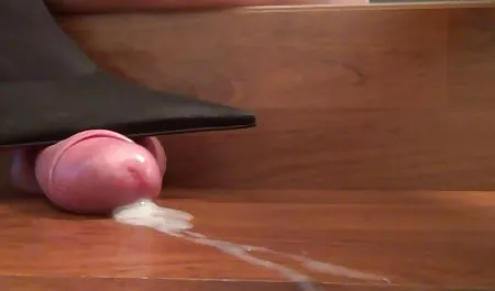 جوان با مشاعره زیبا که سکس ورزش یوگا برهنه می شوند