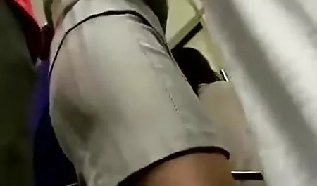 داوالکا روسی با یک پسر جوان شراب می نوشد و با او سرگرم می شود سکس در والیبال