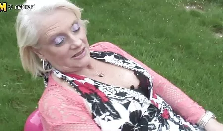 مرد خوش تیپ یک ورزش های سکسی معشوق بالغ را نشان داد که بیدمشک بزرگی است