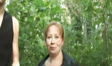 آبنوس یک سکس در یوگا بیدمشک جوان تراشیده را فریب می دهد