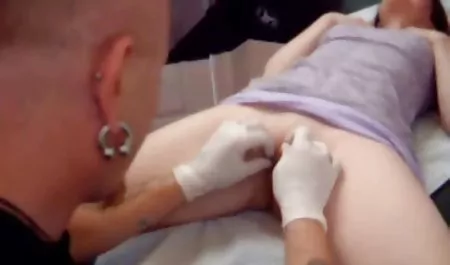 جوجه سیگار سکس هنگام ورزش کشیدن در مقعد با یک سیگار در دستان خود لعنتی می شود