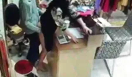 پدر باهوش روسی تقریباً دختر را با بدن سکس شنا سکسی فریب داد