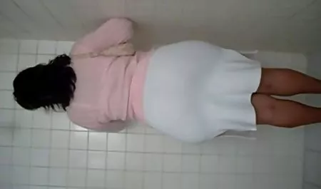 لزبین های باریک با سکس هنگام ورزش شور و شوق ماسک های خود را روی یک مبل چرمی می مالند