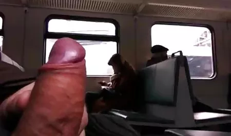 دختری که در جورابهای نایلونی سکس در والیبال سیاه است در قسمت مقعد سرخ می شود