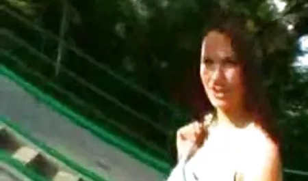 دونا در یک دایره قرار گرفت و همزمان سکس در یوگا دو سوراخ خود را وارد کرد